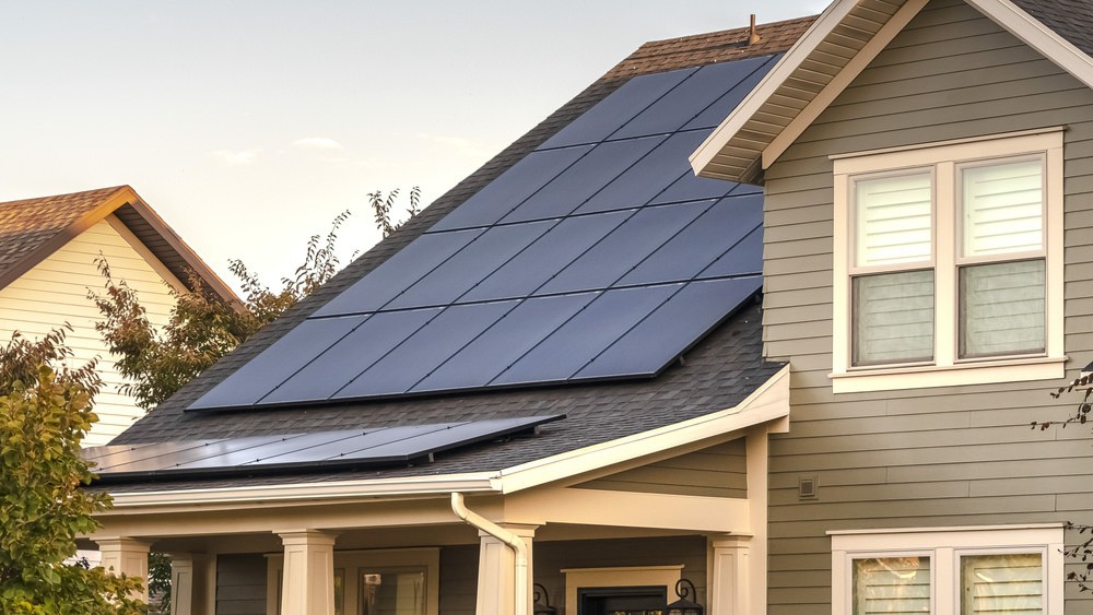Panneaux solaires sur une maison résidentielle, courtier immobilier, maison écoénergétique, Estrie, Magog, Orford, Austin, Eastman, Saint-Denis-de-Brompton